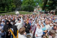 3-Митрополит Александр и Епископ Амфилохий открыли мемориальную доску, посвященную 20-летию возвращения Вознесенского собора Алма-Аты Православной Церкви