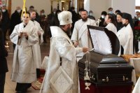 13-В Андреевском кафедральном соборе состоялось прощание с экс-акимом города Усть-Каменогорска В.Н.Сухоруковой