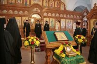 8-Митрополит Александр доставил в Усть-Каменогорск ковчег с мощами блаженной Матроны Московской