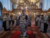 12-В Андреевском кафедральном соборе была совершена утреня с чином погребения Плащаницы Господа Иисуса Христа