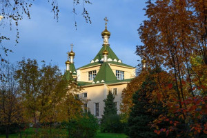 В воскресный день, отмеченный празднованием в честь Иверской иконы Божией Матери, архиепископ Усть-Каменогорский и Семипалатинский Амфилохий сослужил митрополиту Александру за Литургией в Иверско-Серафимовском монастыре Алматы
