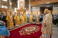 21-В воскресный день, отмеченный празднованием в честь Иверской иконы Божией Матери, архиепископ Усть-Каменогорский и Семипалатинский Амфилохий сослужил митрополиту Александру за Литургией в Иверско-Серафимовском монастыре Алматы