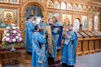 32-В воскресный день, отмеченный празднованием в честь Иверской иконы Божией Матери, архиепископ Усть-Каменогорский и Семипалатинский Амфилохий сослужил митрополиту Александру за Литургией в Иверско-Серафимовском монастыре Алматы