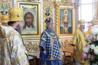 34-В воскресный день, отмеченный празднованием в честь Иверской иконы Божией Матери, архиепископ Усть-Каменогорский и Семипалатинский Амфилохий сослужил митрополиту Александру за Литургией в Иверско-Серафимовском монастыре Алматы