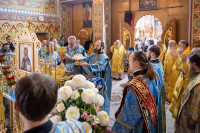42-В воскресный день, отмеченный празднованием в честь Иверской иконы Божией Матери, архиепископ Усть-Каменогорский и Семипалатинский Амфилохий сослужил митрополиту Александру за Литургией в Иверско-Серафимовском монастыре Алматы