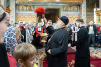 56-В воскресный день, отмеченный празднованием в честь Иверской иконы Божией Матери, архиепископ Усть-Каменогорский и Семипалатинский Амфилохий сослужил митрополиту Александру за Литургией в Иверско-Серафимовском монастыре Алматы
