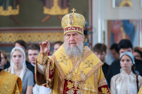 9-В день памяти благоверного князя Александра Невского и преподобного Александра Свирского архиепископ Усть-Каменогорский и Семипалатинский Амфилохий сослужил митрополиту Александру за Литургией в Александро-Невском соборе Алма-Аты