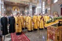 44-В день памяти благоверного князя Александра Невского и преподобного Александра Свирского архиепископ Усть-Каменогорский и Семипалатинский Амфилохий сослужил митрополиту Александру за Литургией в Александро-Невском соборе Алма-Аты