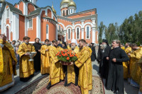 63-В день памяти благоверного князя Александра Невского и преподобного Александра Свирского архиепископ Усть-Каменогорский и Семипалатинский Амфилохий сослужил митрополиту Александру за Литургией в Александро-Невском соборе Алма-Аты