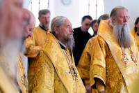 12-В воскресный день архиепископ Усть-Каменогорский и Семипалатинский Амфилохий сослужил митрополиту Александру за Литургией в храме Христа Спасителя города Алма-Аты