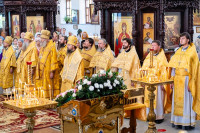 21-В воскресный день архиепископ Усть-Каменогорский и Семипалатинский Амфилохий сослужил митрополиту Александру за Литургией в храме Христа Спасителя города Алма-Аты