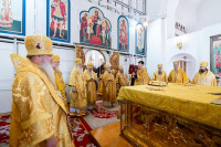 35-В воскресный день архиепископ Усть-Каменогорский и Семипалатинский Амфилохий сослужил митрополиту Александру за Литургией в храме Христа Спасителя города Алма-Аты