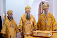 36-В воскресный день архиепископ Усть-Каменогорский и Семипалатинский Амфилохий сослужил митрополиту Александру за Литургией в храме Христа Спасителя города Алма-Аты
