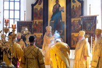40-В воскресный день архиепископ Усть-Каменогорский и Семипалатинский Амфилохий сослужил митрополиту Александру за Литургией в храме Христа Спасителя города Алма-Аты