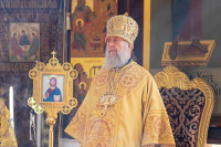 41-В воскресный день архиепископ Усть-Каменогорский и Семипалатинский Амфилохий сослужил митрополиту Александру за Литургией в храме Христа Спасителя города Алма-Аты