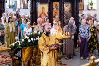42-В воскресный день архиепископ Усть-Каменогорский и Семипалатинский Амфилохий сослужил митрополиту Александру за Литургией в храме Христа Спасителя города Алма-Аты