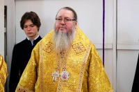 43-В воскресный день архиепископ Усть-Каменогорский и Семипалатинский Амфилохий сослужил митрополиту Александру за Литургией в храме Христа Спасителя города Алма-Аты