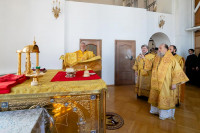 50-В воскресный день архиепископ Усть-Каменогорский и Семипалатинский Амфилохий сослужил митрополиту Александру за Литургией в храме Христа Спасителя города Алма-Аты