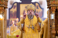 54-В воскресный день архиепископ Усть-Каменогорский и Семипалатинский Амфилохий сослужил митрополиту Александру за Литургией в храме Христа Спасителя города Алма-Аты