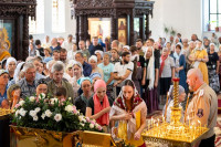 60-В воскресный день архиепископ Усть-Каменогорский и Семипалатинский Амфилохий сослужил митрополиту Александру за Литургией в храме Христа Спасителя города Алма-Аты