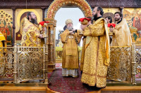63-В воскресный день архиепископ Усть-Каменогорский и Семипалатинский Амфилохий сослужил митрополиту Александру за Литургией в храме Христа Спасителя города Алма-Аты