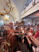 В Усть-Каменогорске на Пасхальной вечерне встретили Благодатный огонь