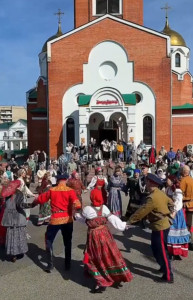 В день Воскресения Христова на площади у Андреевского собора прошли Пасхальные гуляния (ВИДЕО)